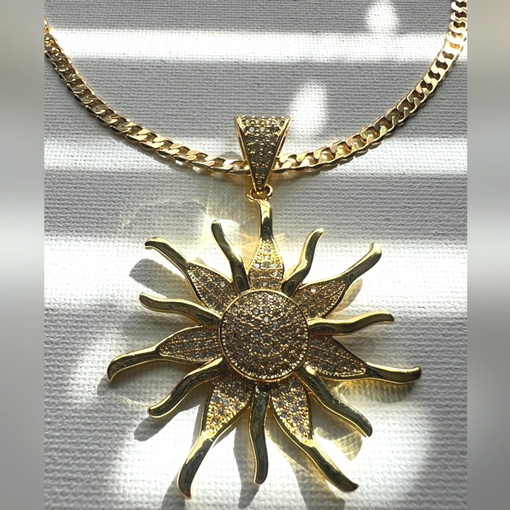 Cadena size 18 eslabon cubano y dije del sol.